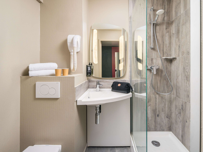 Bathroom 4, ibis Lyon Villefranche-sur-Saône, Rhône