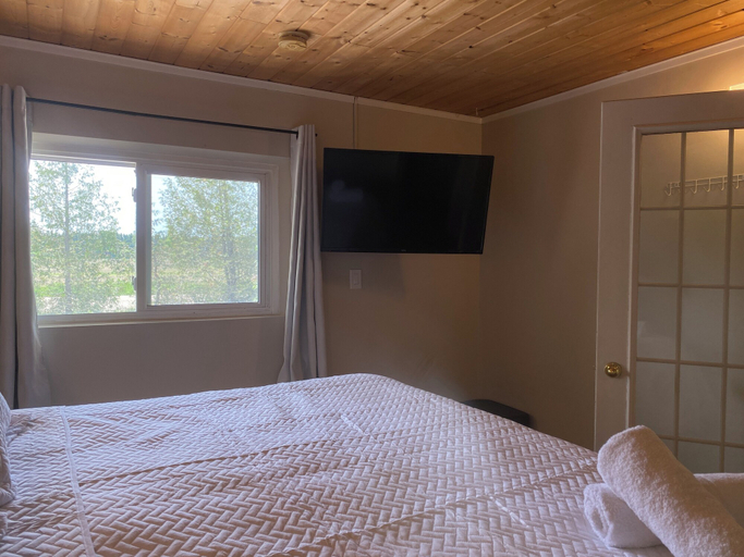 Bedroom 3, South Shore Suites, Huron