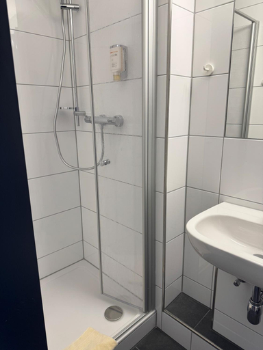 Bathroom 2, DJH Jugendgastehaus Adolph Kolping, Dortmund