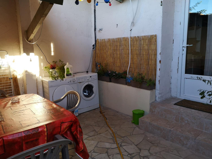 Others 4, Mini Studio de 13 m2 avec terrasse 15 mn centre Nimes, Gard