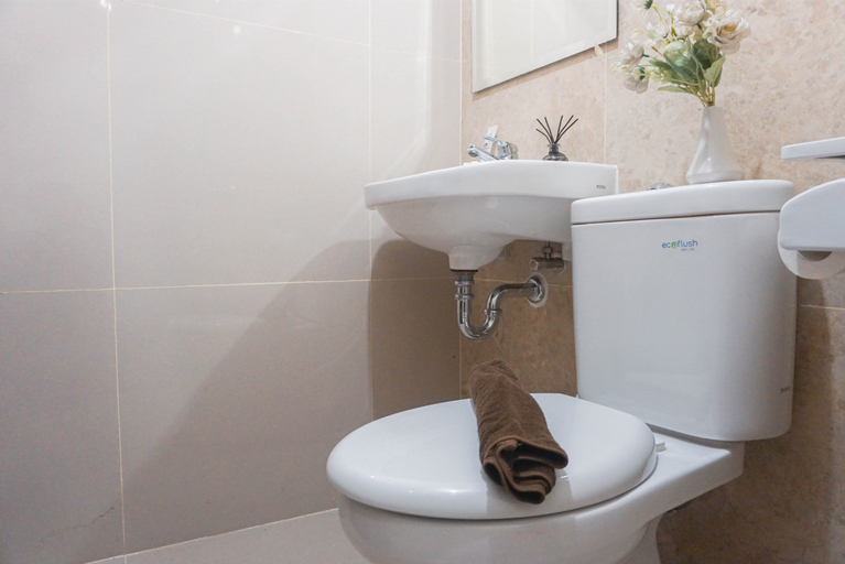 Bathroom 5, Good Living Studio Room Transpark Cibubur Apartment By Travelio, Depok