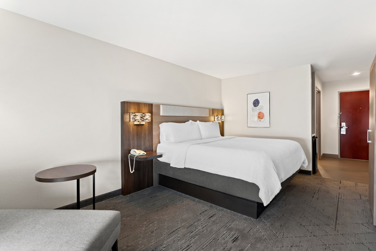 Holiday Inn Express Hotel & Suites Perry, an IHG Hotel Room Type - 1 King Bed Suite Mobil Access Roll Shwr