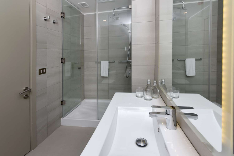 Bathroom 4, Best Western Ferrat, Cautín