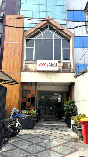 Exterior & Views 3, M o M Guest House, West Jakarta