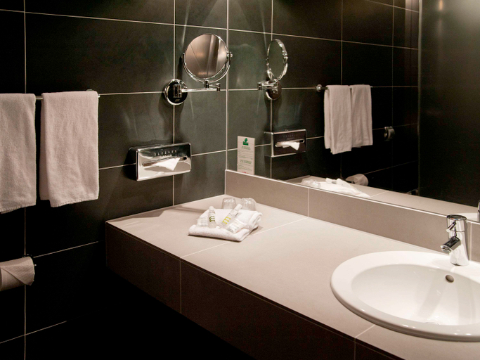 Bathroom 5, Mercure Bordeaux Lac Hotel, Gironde
