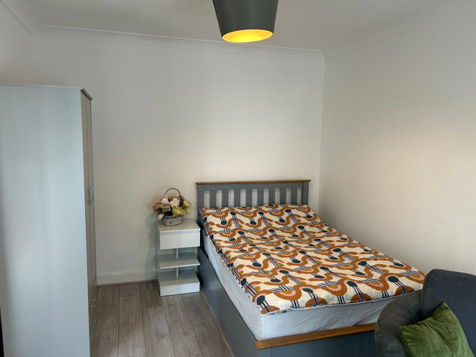 Others 4, Room in Trumpington London, London