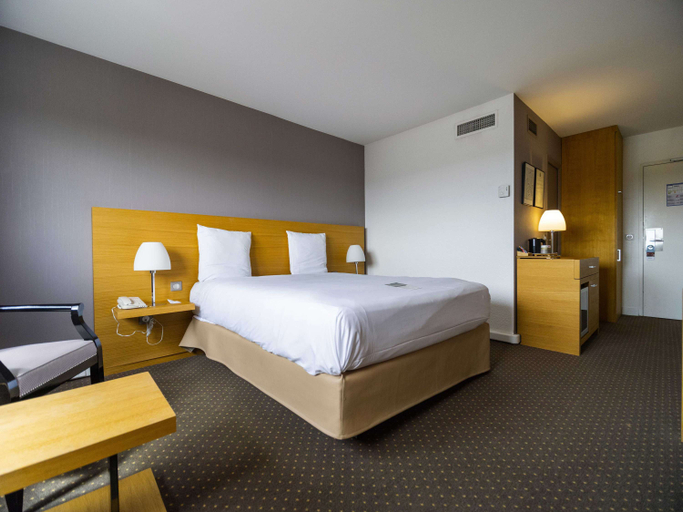 Bedroom 3, Mercure Bordeaux Lac Hotel, Gironde