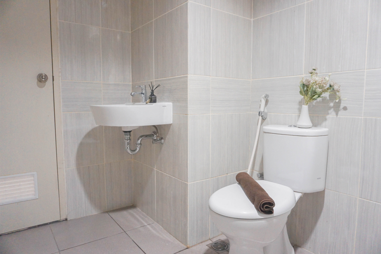 Bathroom 5, Cozy and Functional 2BR Apartment Vasanta Innopark By Travelio, Cikarang