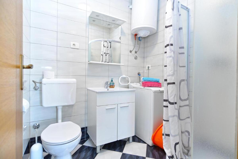 Shower 5, Lovely flat just steps from the beach, Fažana