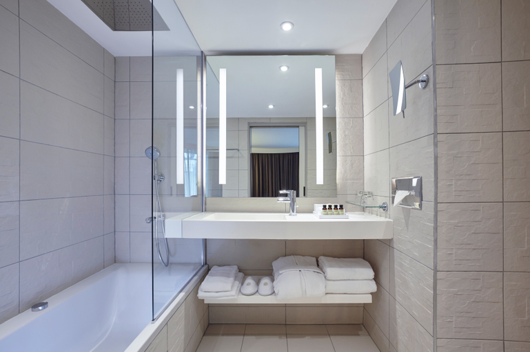 Bathroom 5, Radisson Blu CDG Airport Terminal Hotel, Seine-Saint-Denis