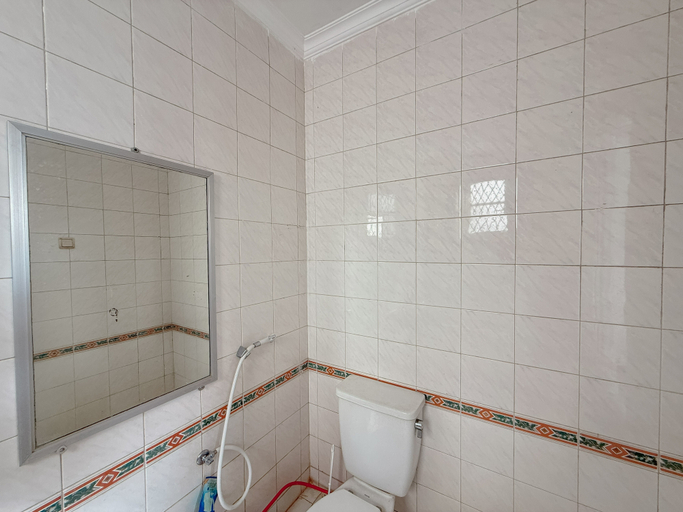 Bathroom, Villa Sunny Sentul by VASAKA VILLA, Bogor