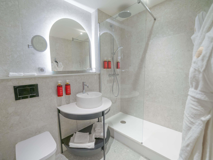 Bathroom 5, Pullman Toulouse Airport, Haute-Garonne