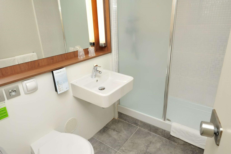 Bathroom 5, Kyriad Lille Est Villeneuve d'Ascq, Nord