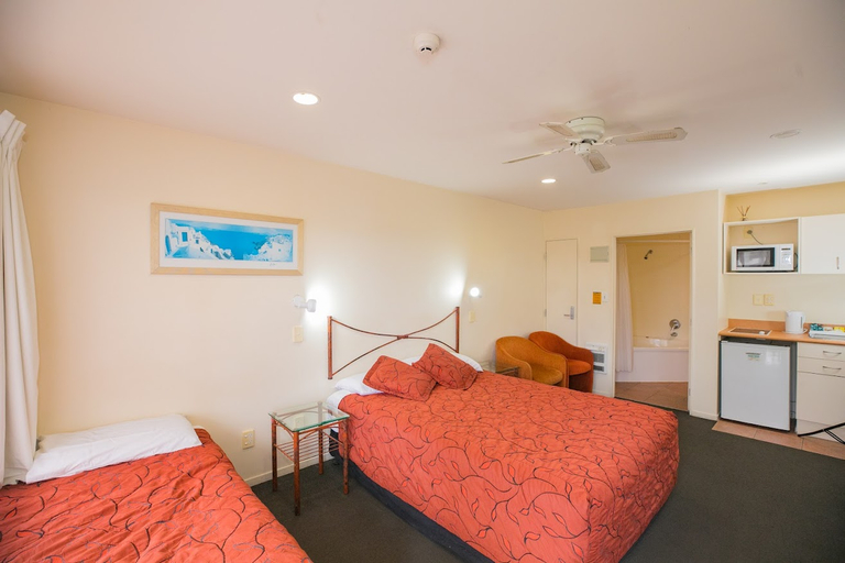 Bedroom 4, Albany Executive Motor Inn, Waitakere