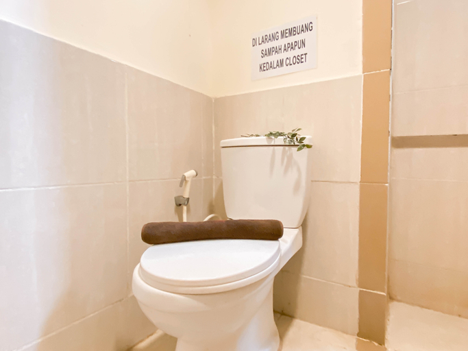 Bathroom 5, Basic 2BR Apartment at Meikarta near Dian Harapan School By Travelio, Cikarang