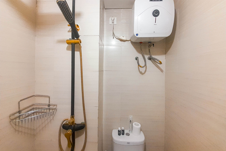 Bathroom 5, Industrial Look 2BR at Gateway Pasteur Apartment By Travelio, Bandung