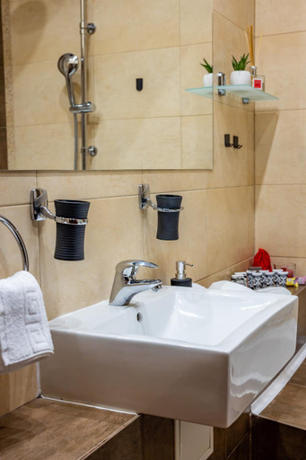 Bathroom 3, JOHN RESIDENCE BRASOV Old Town Apartments with Mountain View and Parking, Brasov