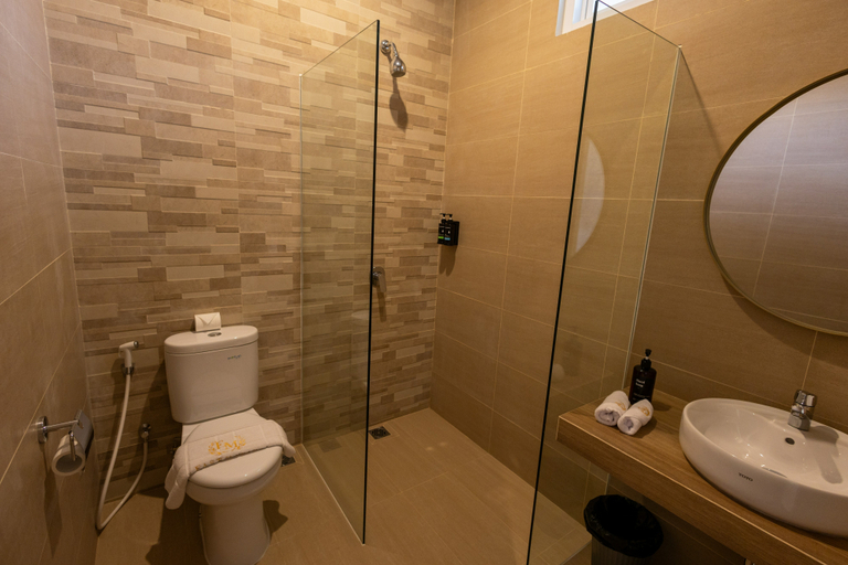 Bathroom 5, East Marina Guest House, West Manggarai