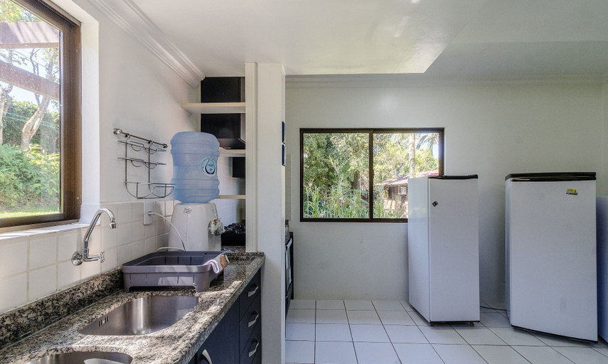 Private kitchen 5, 4BR House Pool & BBQ 500m From Beach Che0401, Bombinhas