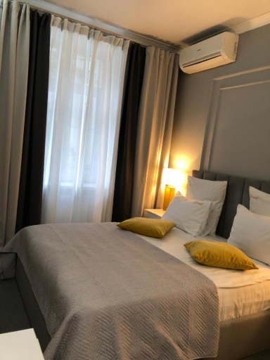 Others 5, Hotel Fantasy, South-Eastern
