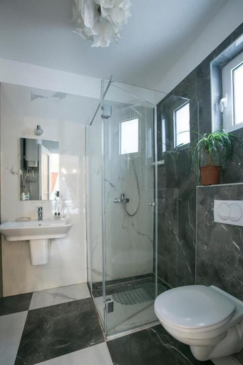 Bathroom 4, Marinero Apartments