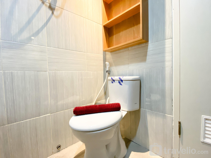 Bathroom 5, Wonderful and Homey Studio Vasanta Innopark Apartment By Travelio, Cikarang