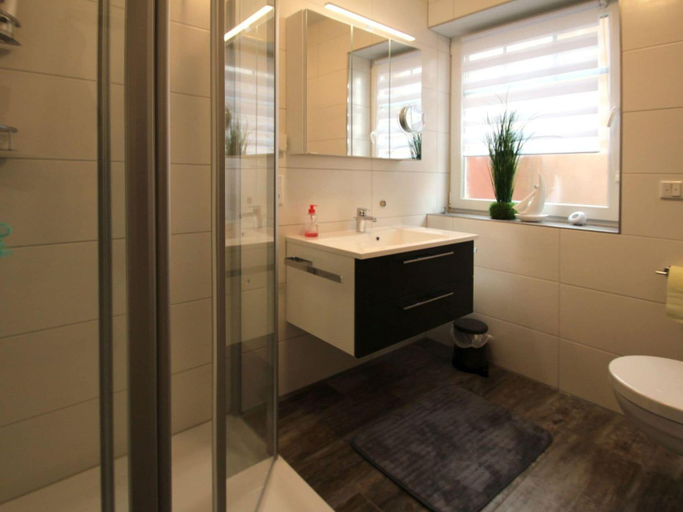 Bathroom 3, Ferienhaus mit Garten, Aurich