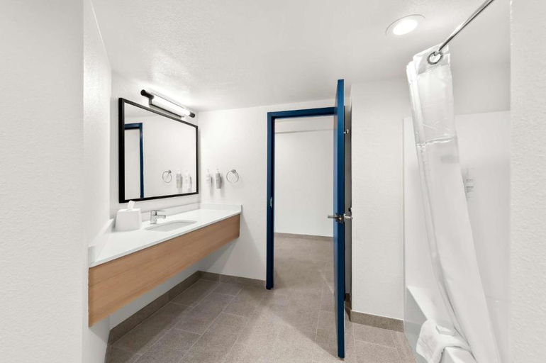 Bathroom 4, Spark By Hilton Branson Meadows, Taney