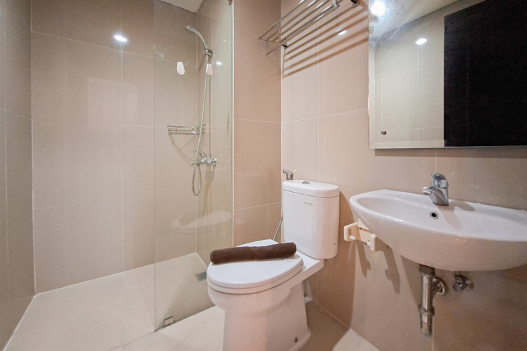 Bathroom 5, Studio near Summarecon Mall Serpong at Paramount Skyline Apartment By Travelio, Tangerang