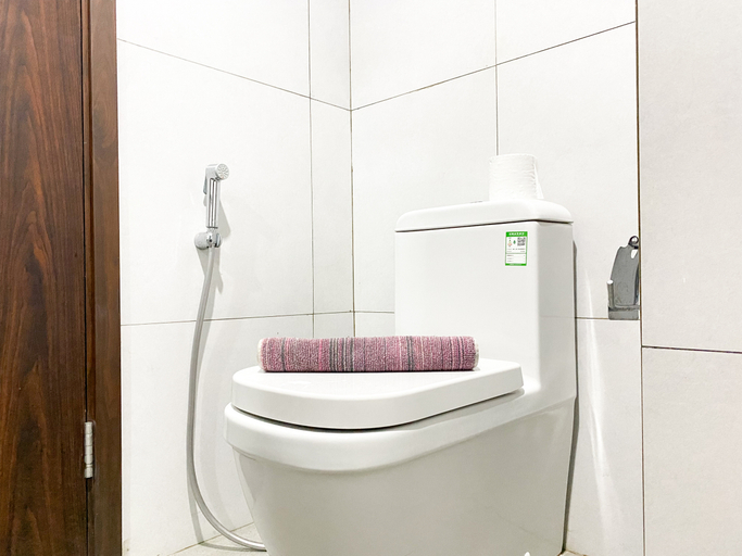 Bathroom 5, Modern Look Studio at LRT City Bekasi Apartment By Travelio, Bekasi