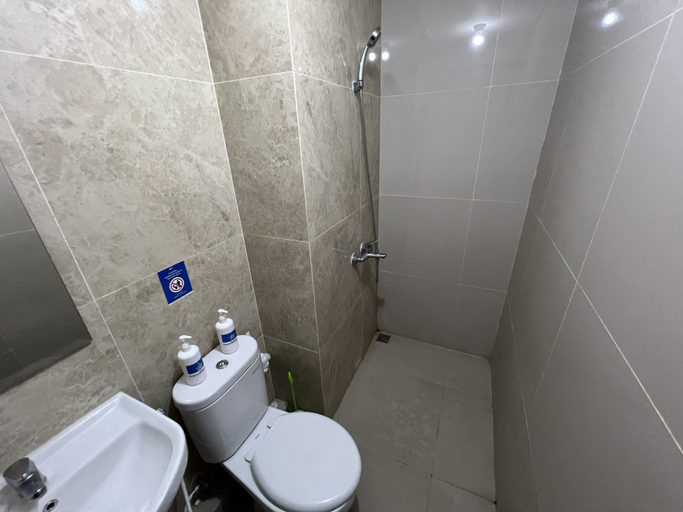 Bathroom 5, Apartemen Transpark Cibubur by En's Room, Depok
