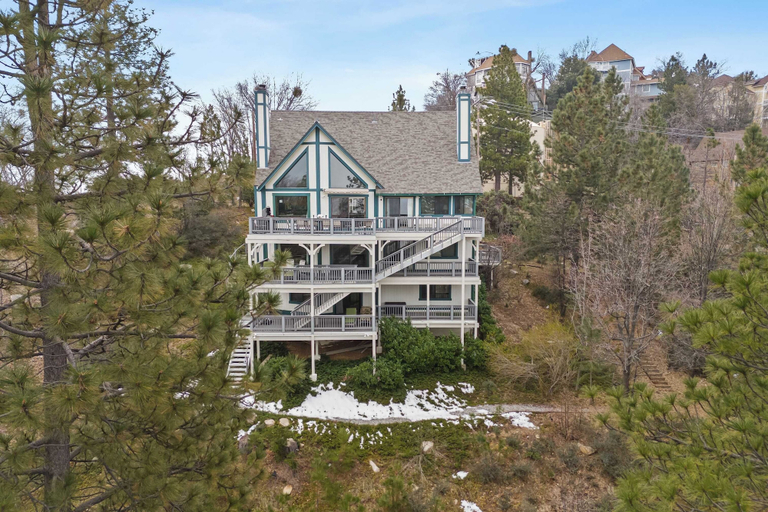 Exterior & Views 2, 6bdr Group Retreat, Decks w/ Incredible Views Starry Heights by Avantstay, San Bernardino