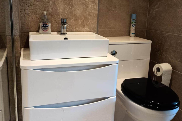 Bathroom 4, 2 Bedroom Apt - Stunning Views, Balcony, Parking, Edinburgh