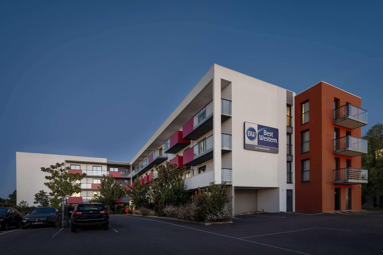 Exterior & Views