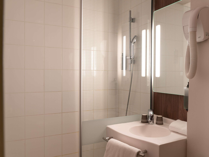 Bathroom 4, ibis Styles Rouen Parc des Expos Zenith, Seine-Maritime