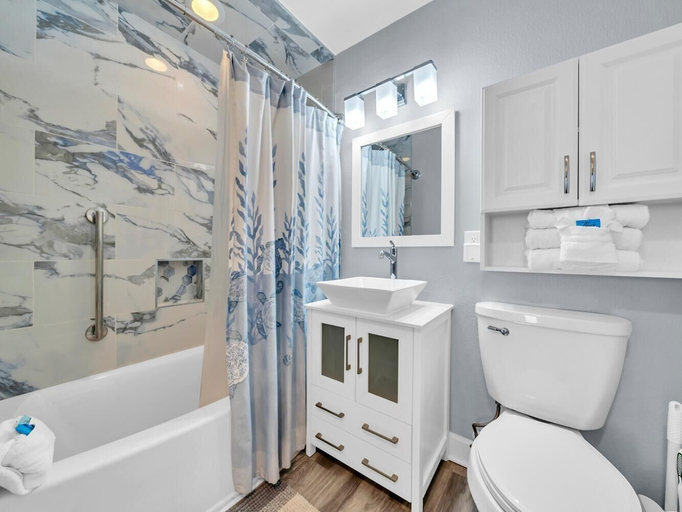 Bathroom 4, Tidewater 607, Bay