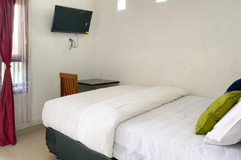 Urbanview Hotel Permata Syariah Garut - Tap to explore photos