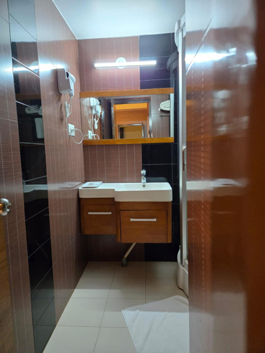 Bathroom 4, Hotel Badami Court, Bagalkot