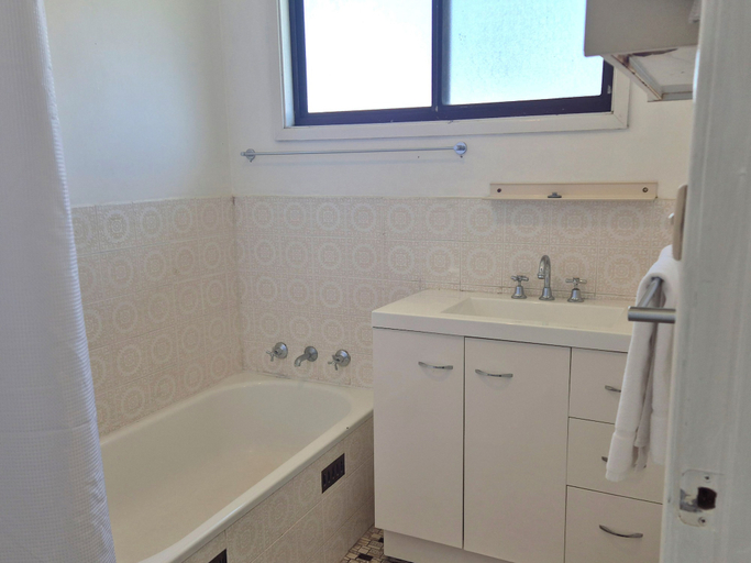 Bathroom 4, Tamworth Holiday Park, Tamworth Regional - Pt A