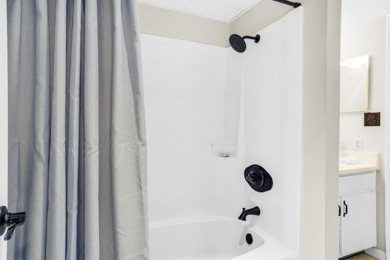 Bathroom 3, Sunbird 604w, Bay