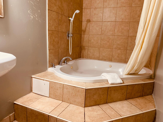 Bathroom 3, Red Carpet Inn, Montgomery