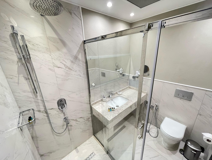 Bathroom 5, Arena Grand Hotel, Quba