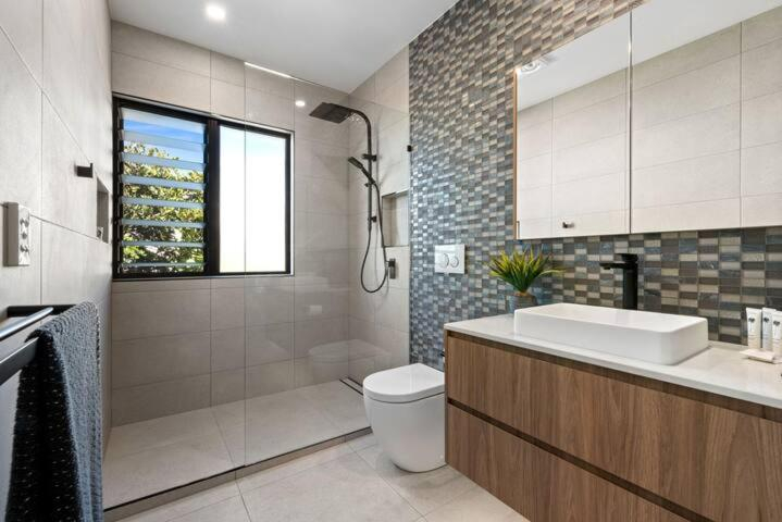 Bathroom 2, SPECTACULAR "THREE BAYS" 🐳, Maroochy - Coastal North