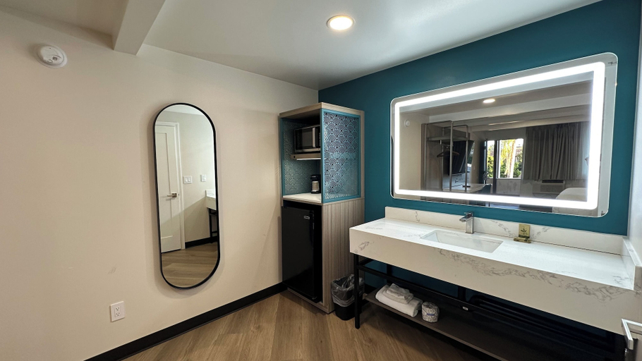 Bathroom 5, Costa Mesa Inn, Orange