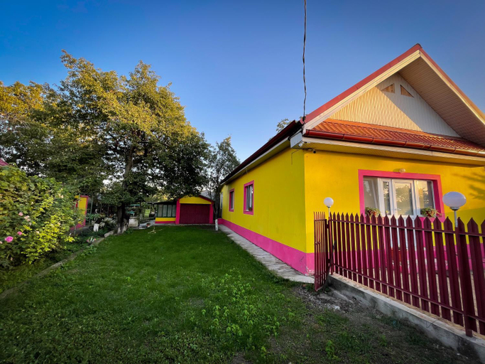Others 2, Casuta Mariuca, Greci