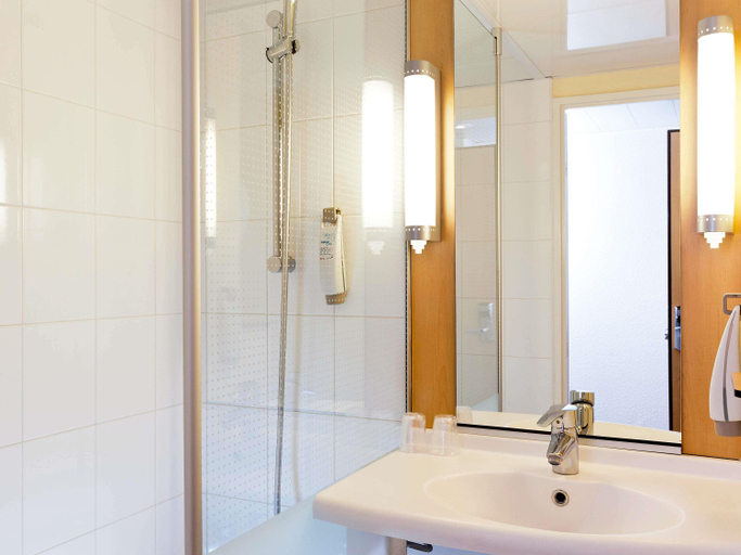 Bathroom 4, ibis Paris La Défense Esplanade, Hauts-de-Seine