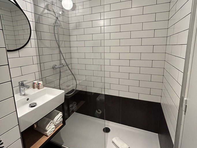 Bathroom 5, ibis Paris Nord Porte de Saint Ouen, Seine-Saint-Denis