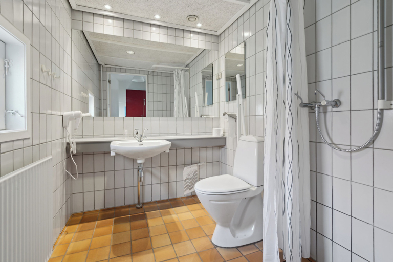 Bathroom 3, Karrebæksminde Strandhotel, Næstved