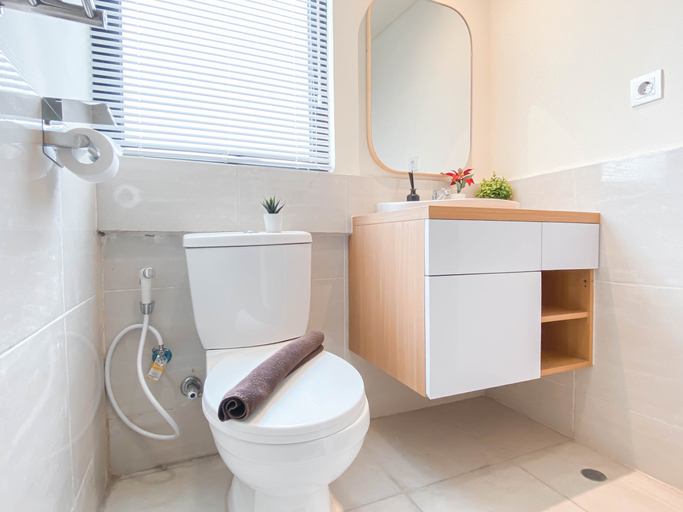 Bathroom 5, Scandinavian Minimalist 2BR at Meikarta Apartment By Travelio, Cikarang