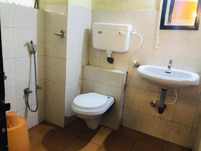 Bathroom 4, Hotel Royal Inn Mangaluru, Dakshina Kannada